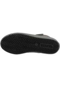 Suela de zapato negra con un patrón de banda de rodadura en zigzag, que presenta el logo "Geox". Material de goma suave con una ligera curvatura en los bordes.