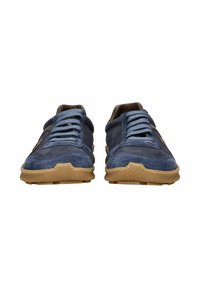 Modré semišové tenisky s gumovými podrážkami. Mají ploché tkaničky, zaoblenou špičku a hladký povrch. Dvoubarevný design se tmavě modrými a světlými modrými akcenty.