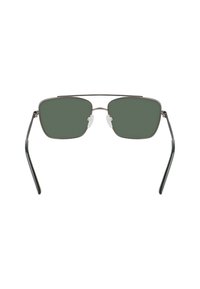 Occhiali da sole in metallo con montatura rettangolare, lenti verde scuro, dettagli in argento e naselli regolabili. Design leggero e elegante.