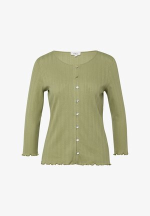 Jasnozielony damski kardigan z pionowymi, teksturowanymi paskami, okrągłym dekoltem, siedmioma guzikami z przodu, rękawami 3/4 oraz falbanami na dole i mankietach.