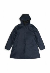 Cappotto impermeabile navy con cappuccio, dotato di zip frontale, due tasche laterali e vestibilità comoda. Tessuto liscio e materiale resistente.