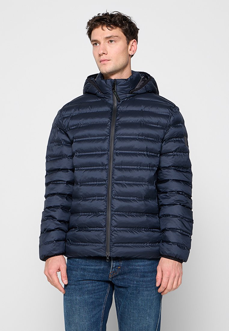 Granatowa kurtka puchowa z zamkiem błyskawicznym z przodu, kapturem i pikowanym wzorem. Materiał jest błyszczący, o gładkiej strukturze i bocznych kieszeniach.