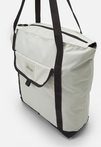 Sac fourre-tout gris clair en tissu résistant, doté de anses noires et d'accentuations au bas. Poche avant avec rabat et détail de logo. Fermeture supérieure zippée.