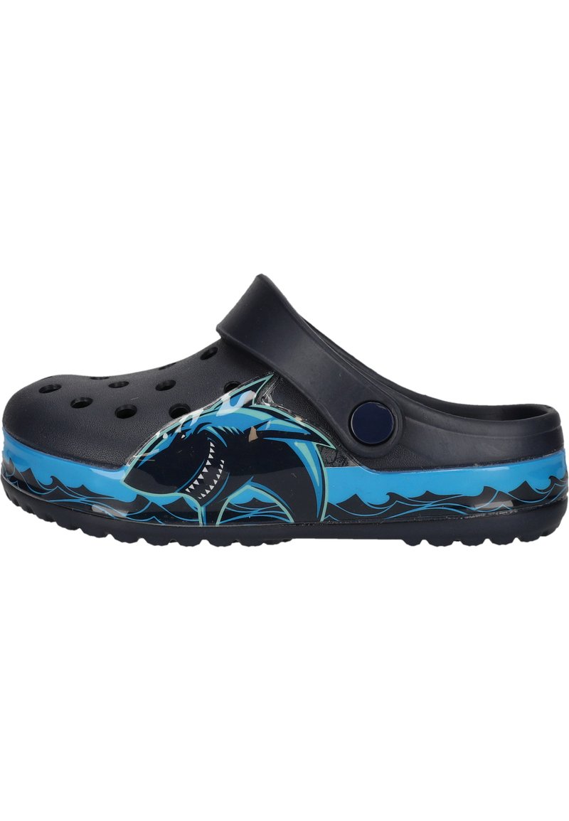 Svart träskor med flera ventilationshål, en hajdesign i blått och teal, samt en rem baktill för säker passform. Tillverkad av lätt material.