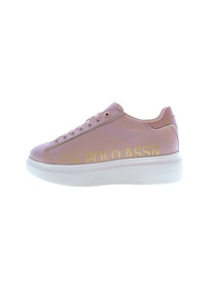 Lyserøde syntetiske sneakers med hvid gummisål, rund tå, flad snørelukning og "U.S. POL. ASSN" logo i gul på siden.