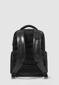 Zaino nero con schienale imbottito, tracolle nere lisce e dettagli della cerniera blu. Dotato di maniglia superiore e tasche laterali.