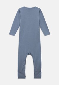 Macacão de bebé azul-acinzentado de mangas compridas e comprimento total, com pés fechados e um decote redondo, disposto de forma plana com a parte de trás para cima.