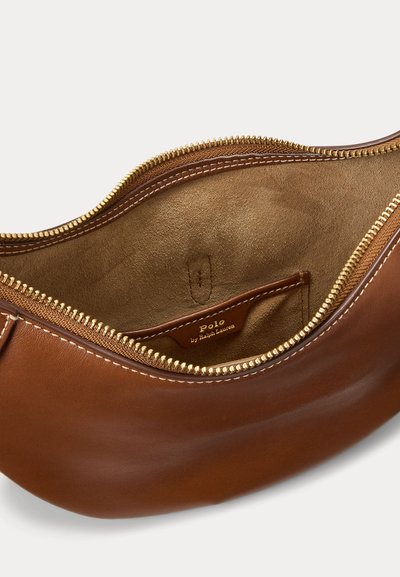 Brun læderpose med lynlås med ruskind indvendigt og lille intern lomme mærket "Polo by Ralph Lauren."