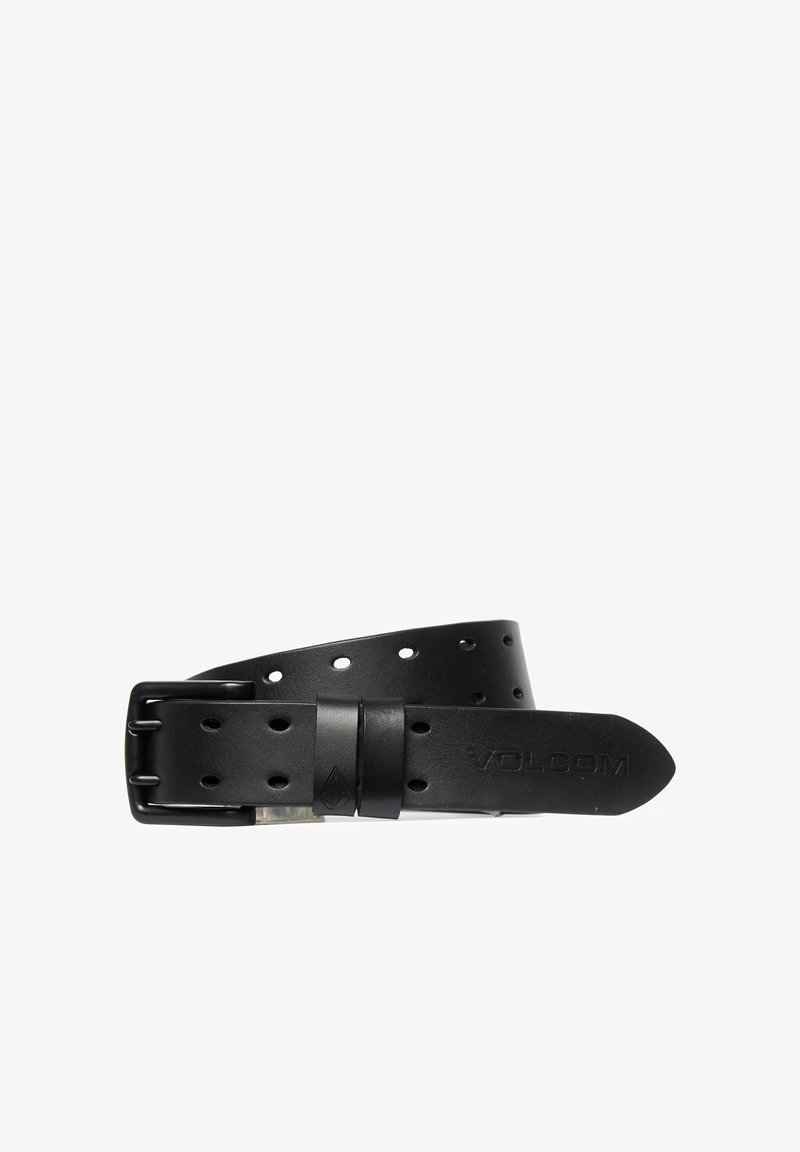 Ceinture en cuir noir avec plusieurs trous, boucle rectangulaire noire et nom de marque Volcom embossé à l'extrémité.