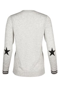 Hellgrauer Pullover mit langen Ärmeln, die mit schwarzen Sternen an den Ellbogen verziert sind, sowie schwarz-weiß gestreiften, gerippten Bündchen.