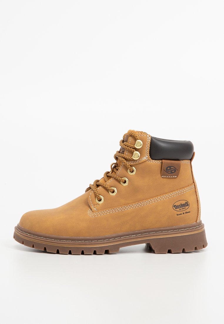 Botas de cuero marrón hasta el tobillo con punta redonda, herrajes dorados, detalles de costura elevadas y suela de goma con un robusto patrón de dibujo.