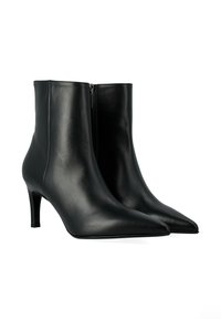 Stivaletti neri realizzati in pelle liscia, con punta affusolata, tacco a stiletto di 5 cm e zip laterale per la chiusura.