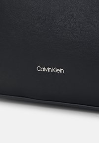 Calvin Klein SOFT SCULPT BUCKET BAG - Bolso de mano - black