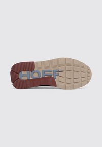 Suela de zapato en beige claro con acentos en burdeos, con un agarre de goma texturizado y la palabra "HOFF" en azul, con un diseño de banda de rodadura nombrada.