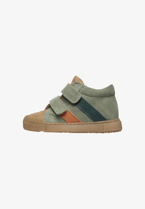 Scarpe da ginnastica alte per bambini in suede verde, beige e blu navy con fasce in velcro, suola in gomma e dettagli testurizzati.