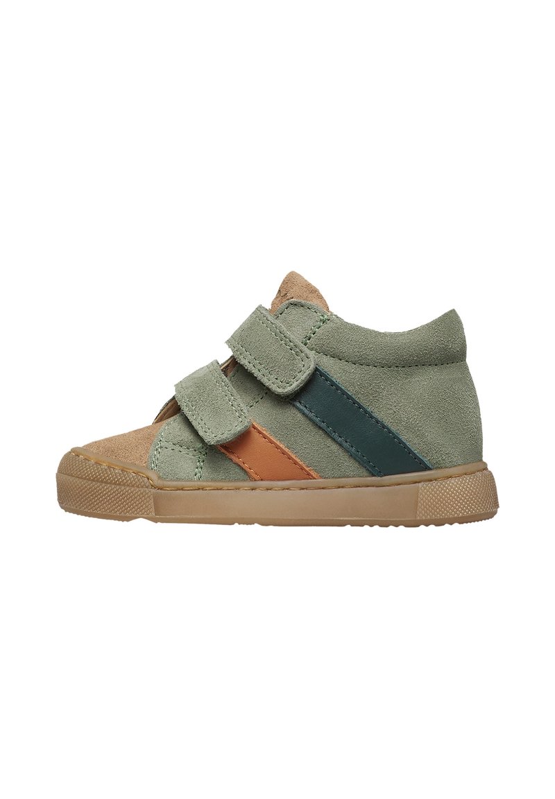 Scarpe da ginnastica alte per bambini in suede verde, beige e blu navy con fasce in velcro, suola in gomma e dettagli testurizzati.