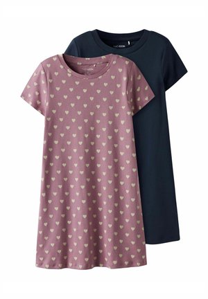 Twee korte mouwen jurken: de ene in lichtroze met kleine crèmekleurige hartjespatronen, de andere effen marineblauw. Beide van zachte katoen.