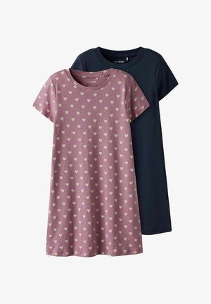 Twee katoenen jurken met korte mouwen, één in stoffig roze met wit hartjespatroon, één effen donker marineblauw, beide met ronde halslijnen.