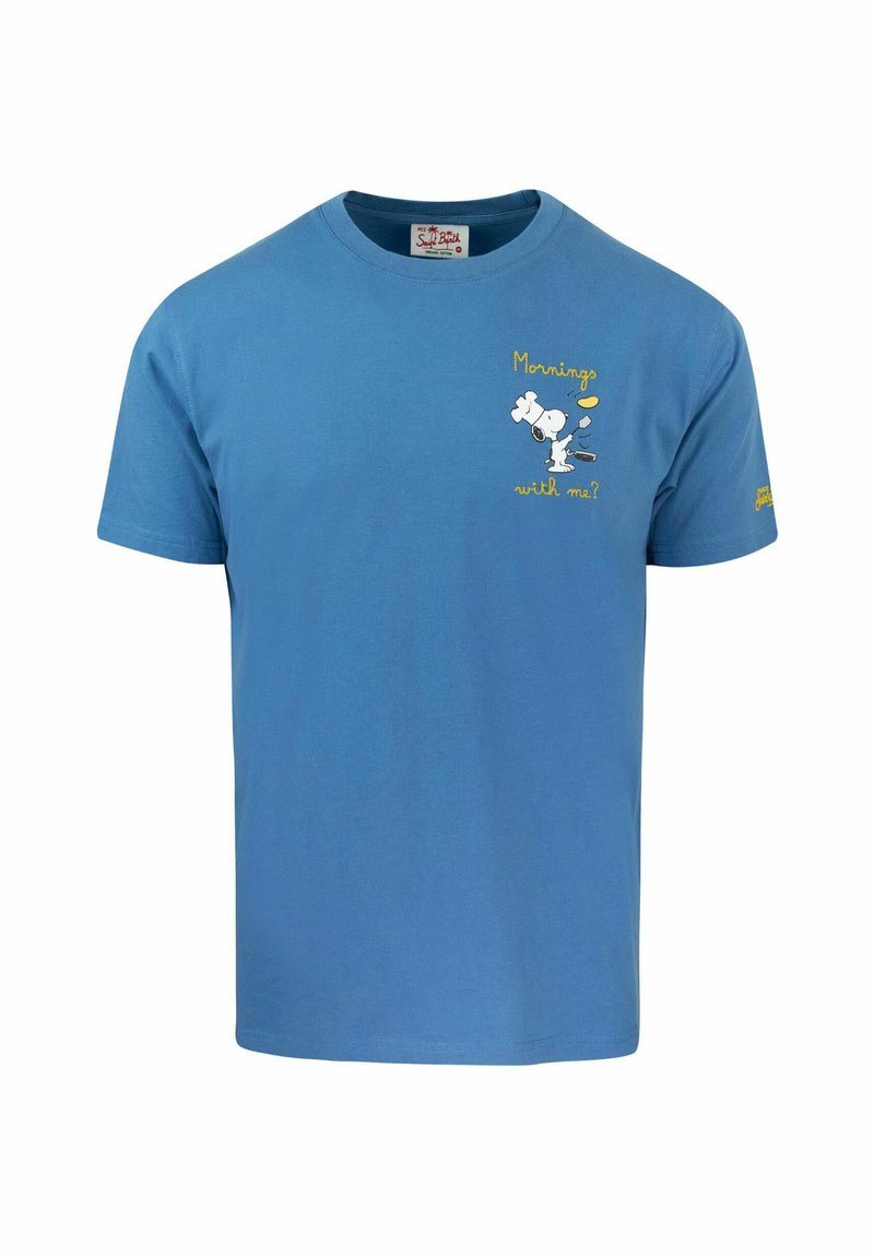 T-shirt in cotone blu con una grafica stampata di Snoopy e il testo "Mattine con me?" sul davanti, maniche corte e scollo rotondo.