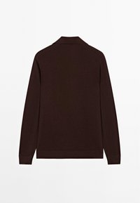 Pánská polokošile s dlouhým rukávem v tmavě hnědé barvě, vyrobená z hladké tkaniny. Má klasický límec a žebrované manžety. Jednoduchý, minimalistický design.