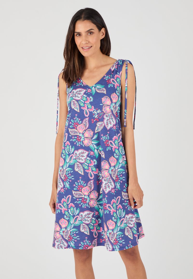 Robe fleurie en tissu bleu, avec un décolleté en V, sans manches, et avec des liens sur les épaules. Motif coloré de fleurs avec des accents roses et verts.