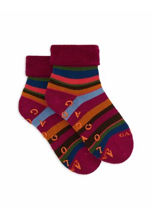 Calze fino al ginocchio con un ampio risvolto color marsala, strisce multicolori di varie larghezze e accenti blu chiaro con la scritta ripetuta "GAG."
