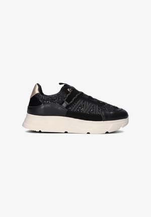 Botte de sport noire avec une tige texturée ornée de matière pailletée, d'accents en cuir et d'une semelle épaisse crème. Design à lacets avec un talon métallique.