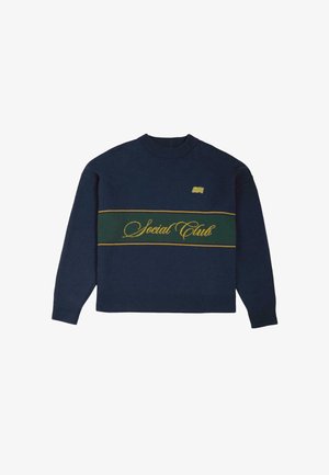 Pull en maille bleu marine avec des manches longues, un col rond, une bande verte avec "Social Club" en texte cursif jaune, et un petit détail de logo.