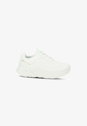 Baskets blanches de sport avec une tige en mesh respirant, une semelle épaisse et rembourrée, un design à lacets et un logo discret sur le côté.