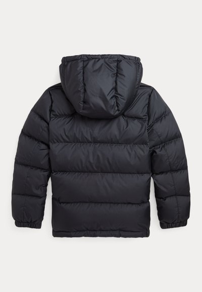 Černá zimní bunda s výplní, kapucí a elastickými manžetami, zobrazena zezadu na jednobarevném světlém pozadí.