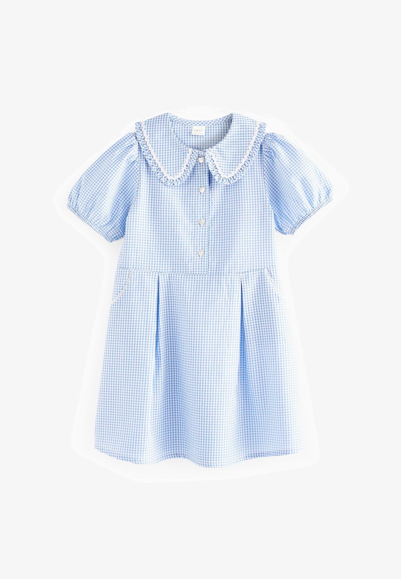 Robe vichy bleu clair et blanc avec manches courtes bouffantes, col Peter Pan à volants, boutons en forme de cœur et poches avant.