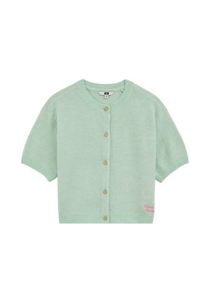 Cardigan tricoté vert clair à manches courtes avec col rond, cinq boutons en forme de coquillage et petit texte brodé rose près de l'ourlet.