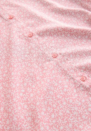 Rožinė marškinėliai su balta gėlių raštu, priekyje rožiniai mygtukai. Lygus audinys, lengvos tekstūros.