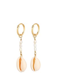 Guld hoops med en delikat kæde, der har hvide perler og store elfenbensskaller med orange accenter.