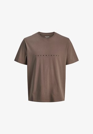 Majica s kratkimi rokavi in krotnim izrezom v zemeljsko rjavi barvi iz bombaža z natisnjenim besedilom "JACK & JONES" v črni barvi čez prsi. Gladka tekstura.