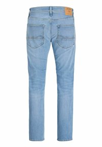 Jeans in denim blu chiaro con una vestibilità dritta, dotati di due tasche posteriori, cuciture sottili e una patch in pelle tan sul cinturino.