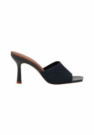 Czarny klapek damski na wysokim obcasie z plecioną cholewką, odkrytymi palcami i smukłym obcasem, widoczny z boku na białym tle.