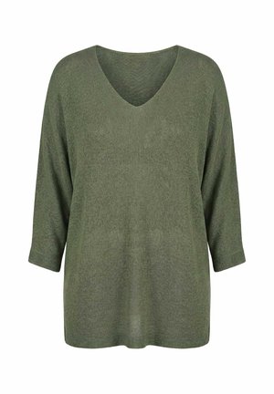 Volně střižený tmavě zelený pletený svetr se tříčtvrtečními rukávy a výstřihem do V na bílém pozadí.