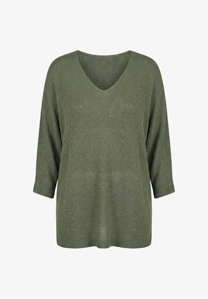 Volně střižený tmavě zelený pletený svetr se tříčtvrtečními rukávy a výstřihem do V na bílém pozadí.