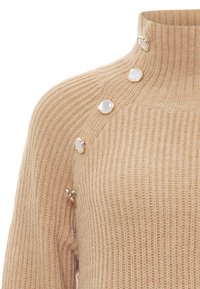 Pulover bej tricotat cu textură cord, având un guler înalt și butoane accentuate cu aur pe umăr.