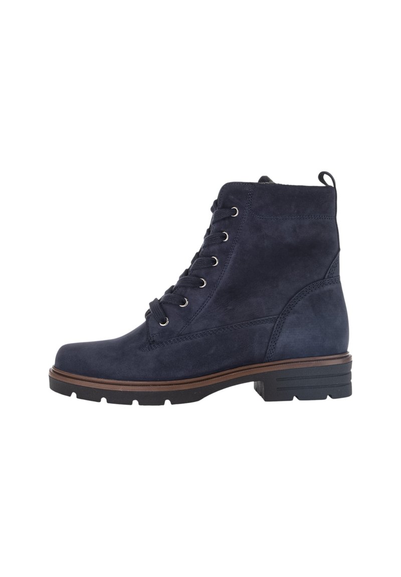 Stivale alla caviglia in suede blu navy con lacci frontali, suola nera resistente, tacco basso e linguetta sul retro.