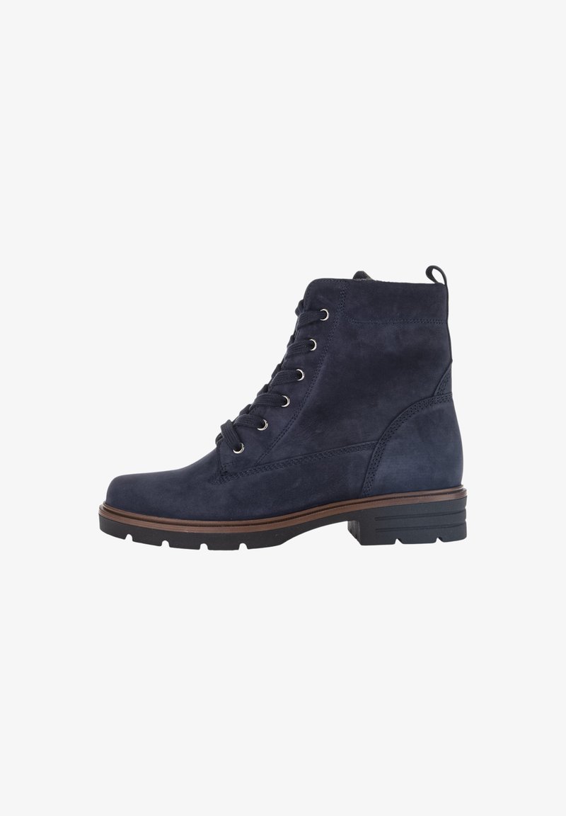 Stivale alla caviglia in suede blu navy con lacci frontali, suola nera resistente, tacco basso e linguetta sul retro.