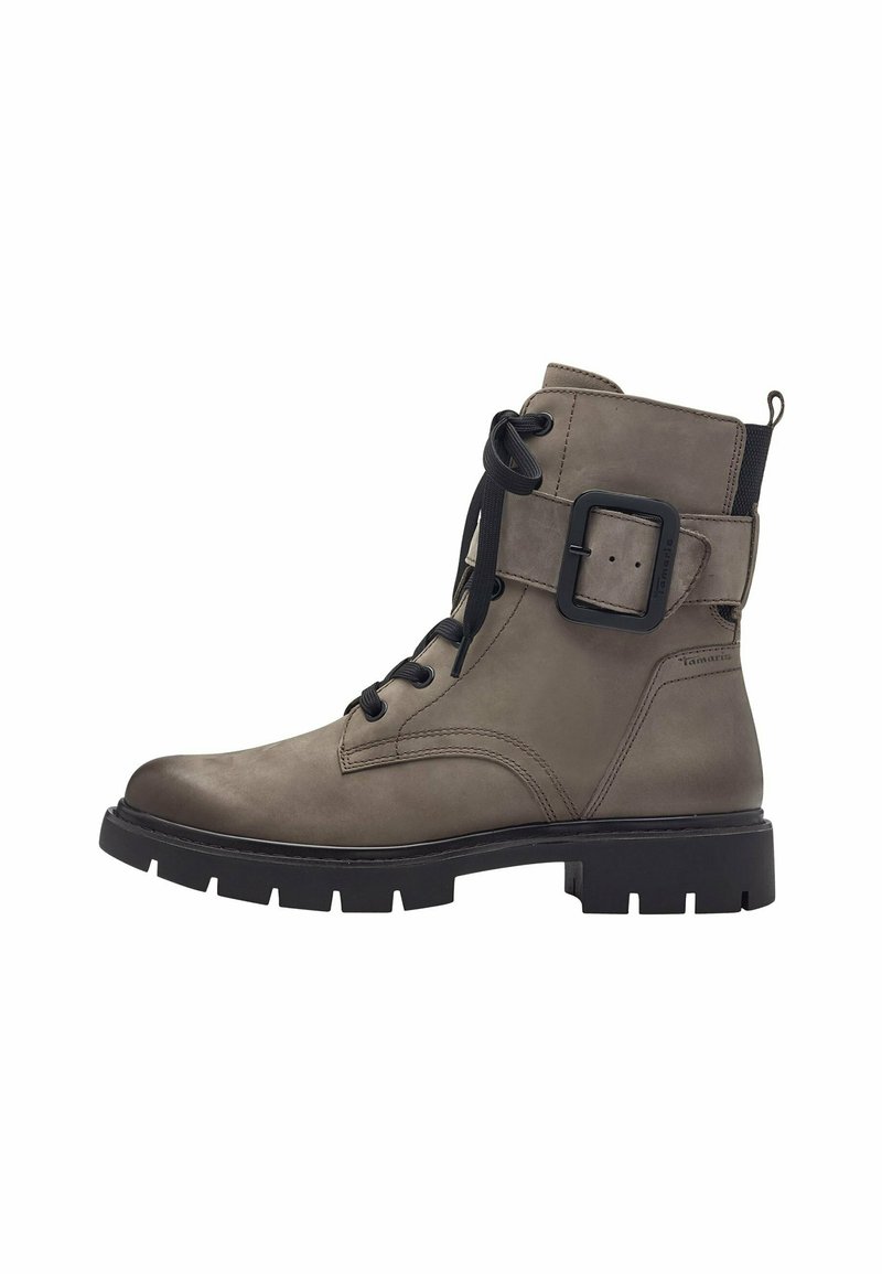 Bottine en cuir gris avec un bout arrondi, semelle en caoutchouc noir, lacets à l'avant, sangle à boucle ajustable et détails de couture texturés.