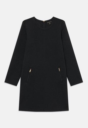 Schwarzes langärmliges Kleid mit dezentem geprägtem Muster, Rundhalsausschnitt und zwei vorderen Reißverschluss-Taschen mit goldfarbenen Ziehpullovern.