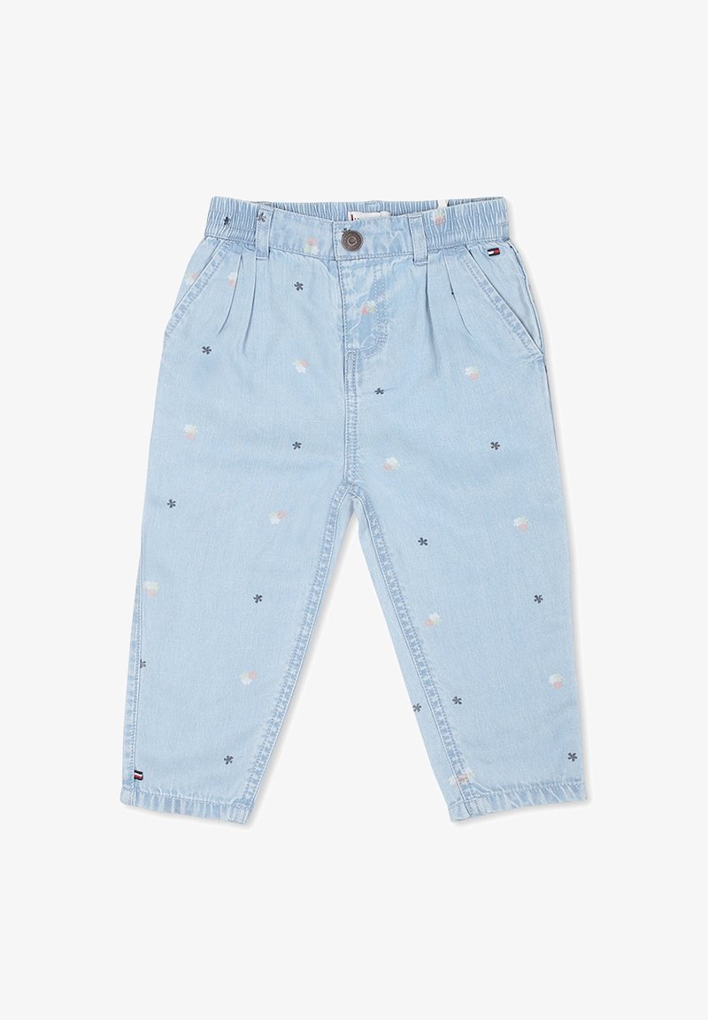 Jasnoniebieskie spodnie dżinsowe z elastycznym pasem, ozdobione małymi wzorami kwiatów i gwiazdek w pastelowych kolorach, o prostych nogawkach i mankietach.