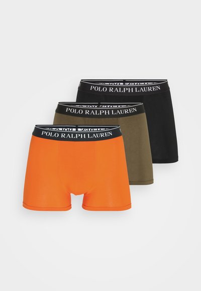 Tre par med boxer for menn som inkluderer en oransje, en olivengrønn og en svart farge. Hver har en svart midjebånd med "POLO RALPH LAUREN" i hvit skrift.