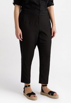 Pantaloni neri leggeri con una vestibilità rilassata, dotati di vita elastica, chiusura con bottone e lunghezza alla caviglia svasata.