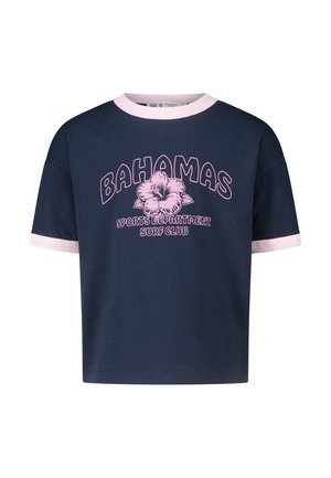 Marineblauw cropped T-shirt met lichtroze kraag en mouwboord, met de tekst "BAHAMAS SPORTS DEPARTMENT SURF CLUB" en een hibiscusbloem-illustratie.