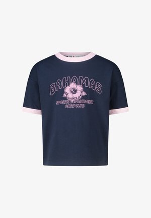 Marineblauw cropped T-shirt met lichtroze kraag en mouwboord, met de tekst "BAHAMAS SPORTS DEPARTMENT SURF CLUB" en een hibiscusbloem-illustratie.
