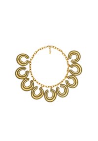 Kullanışlı doku ve görsel ilgi artıran karmaşık boncuk detaylarına sahip altın rengi zincir kolye, altı hilal şekilli pendant içeriyor.